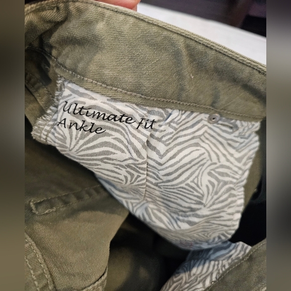 Chico's Platinum Denim Olive Green Size 2.5 (14) Ultimate Fit Ankle - Picture 6 of 9